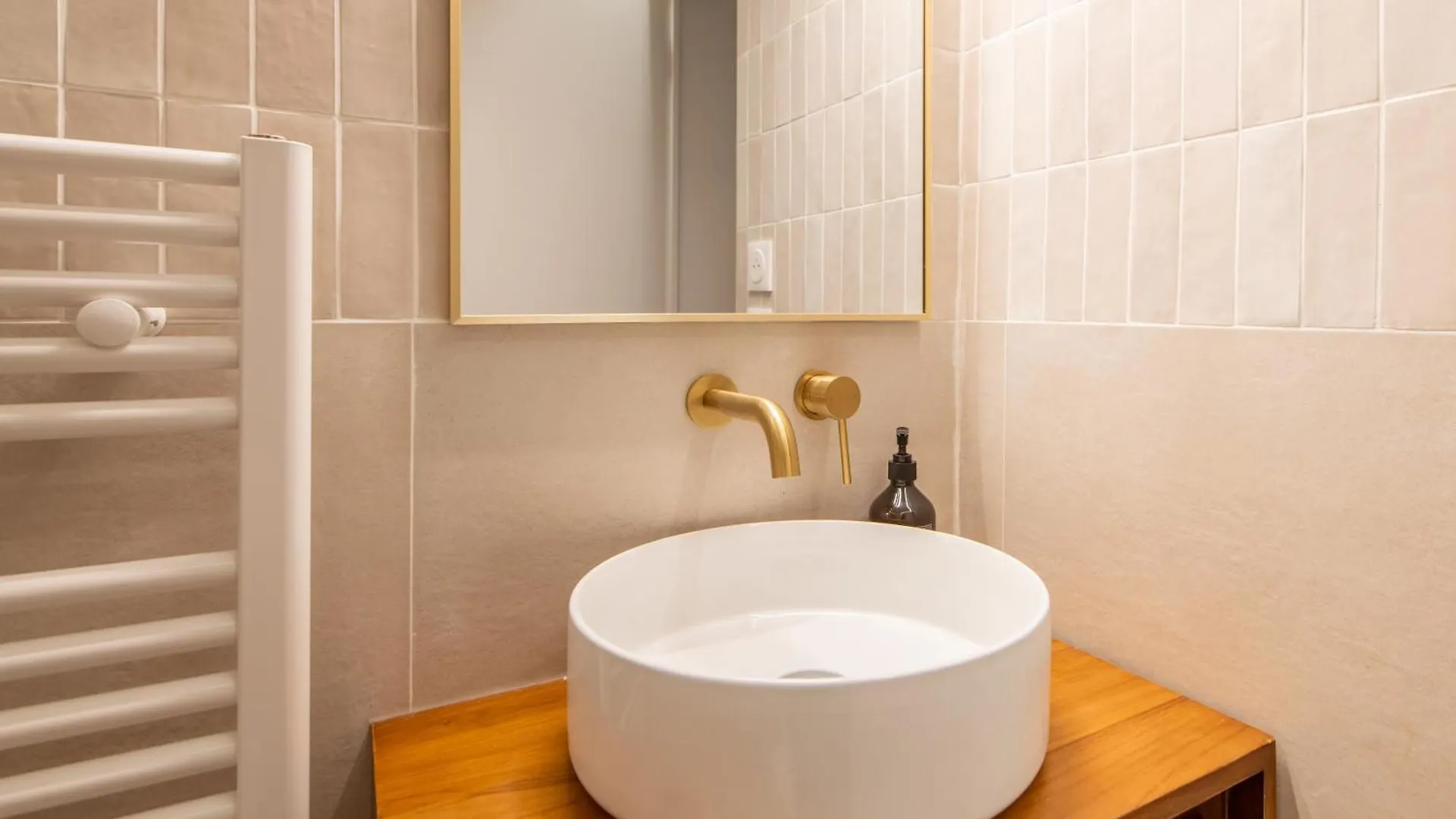 Stunning Tiny Studio - 5 Min To Eiffel Tower - Sleeps 2P Paris