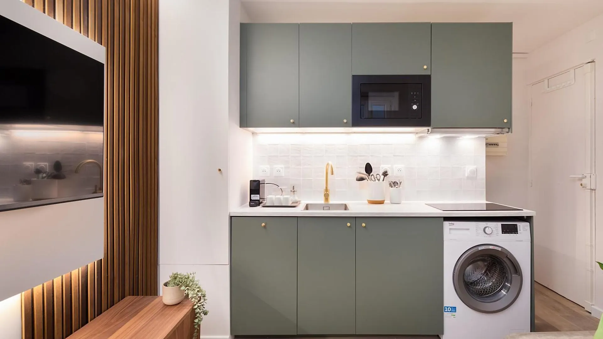 Stunning Tiny Studio - 5 Min To Eiffel Tower - Sleeps 2P Parijs Appartement