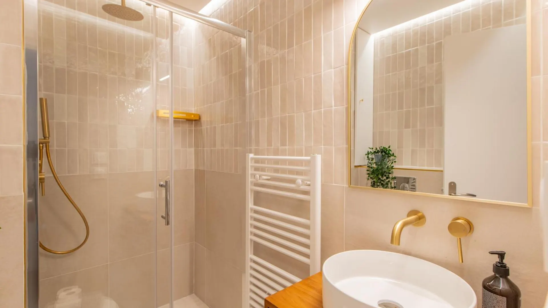 Appartement Stunning Tiny Studio - 5 Min To Eiffel Tower - Sleeps 2P Parijs