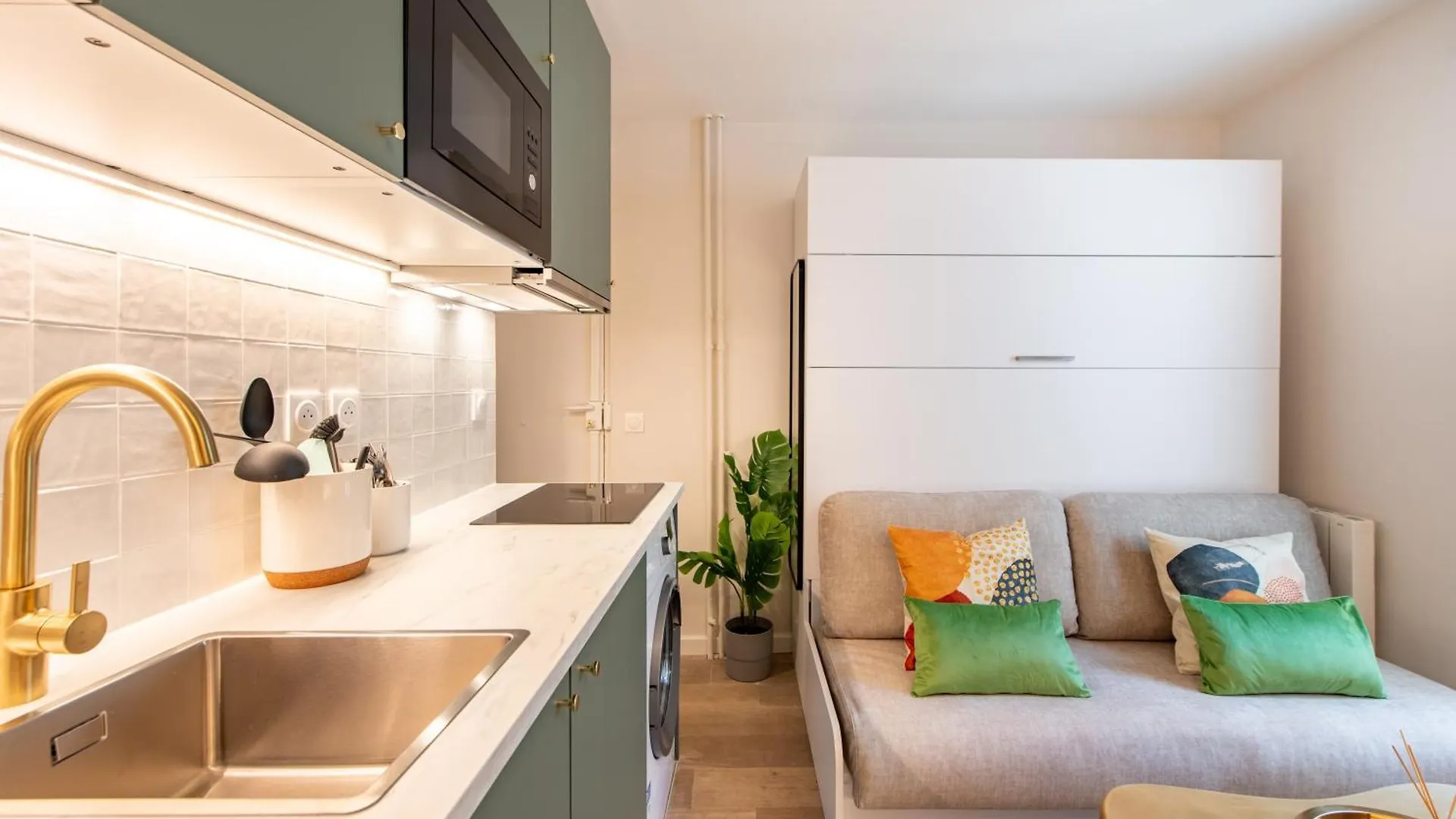Stunning Tiny Studio - 5 Min To Eiffel Tower - Sleeps 2P Parijs 0*,  Frankrijk
